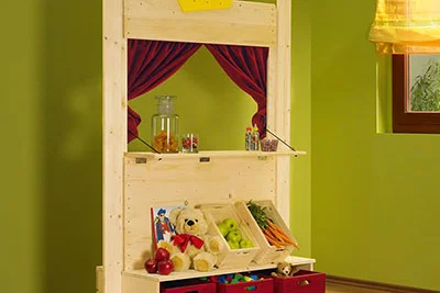 Hölzernes Kindertheater mit Spielzeug